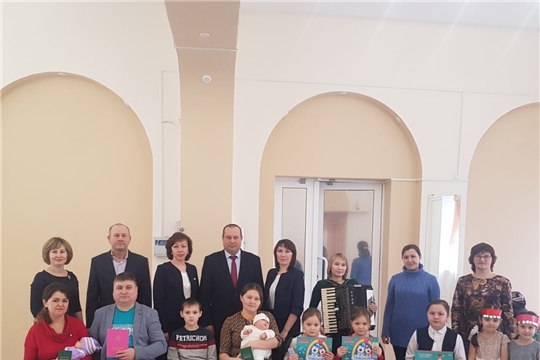 Торжественная регистрация новорожденных и вручение удостоверений многодетным семьям в Отделе ЗАГС Шемуршинского района