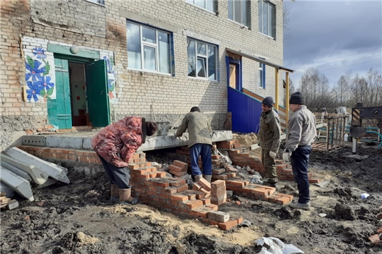 Продолжается капитальный ремонт здания МБДОУ «Карабай-Шемуршинского детского сада «Василек»