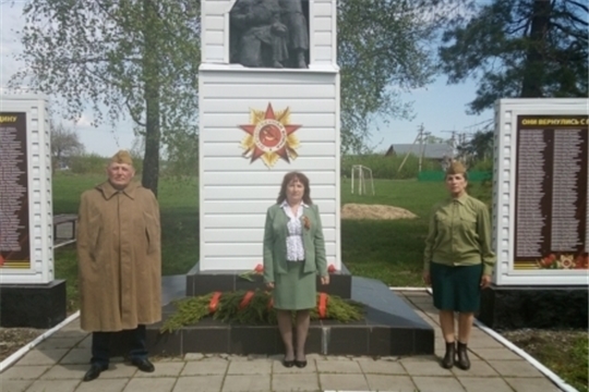 В Старочукальском сельском поселении 9 мая прошло возложение венков и цветов к памятникам павшим воинам в ВОВ