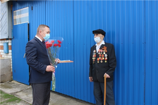 Поздравление с Днем Победы и вручение памятных подарков ветеранам ВОВ