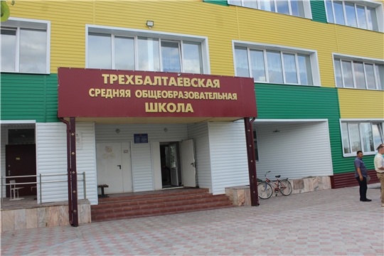 В с.Трехбалтаево продолжается работа по благоустройству школы.
