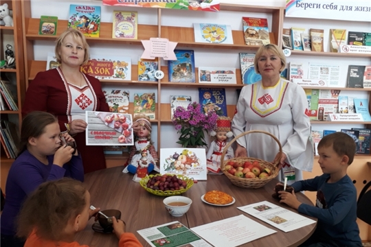 В Большебуяновской сельской библиотеке прошел православный час «Три спаса»