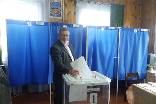 Глава администрации района Владимир Денисов проголосовал на выборах Главы Чувашии