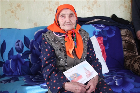 Жительница деревни Тарн-Сирма  принимает поздравления с 90-летием