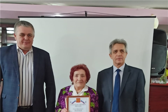 Жительница поселка Саланчик принимает поздравления с 80-летием