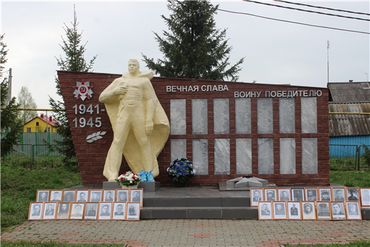 Возложение венков к обелиску  Павшим воинам в Великой Отечественной войне в деревне Торханы