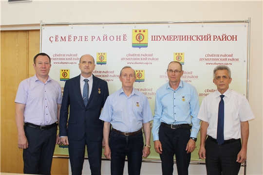В  администрации района  состоялась торжественная церемония  вручения почетного знака  «За заслуги перед Шумерлинским районом »