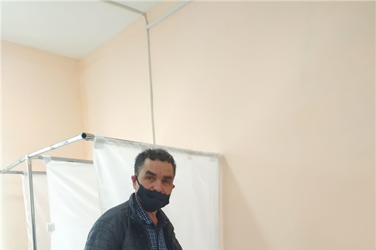 На избирательный участок пришел отдать свой голос ветеран лесного хозяйства Евгений Никифоров