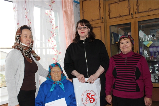 Жительница села Туваны принимает поздравления с 90-летним юбилеем