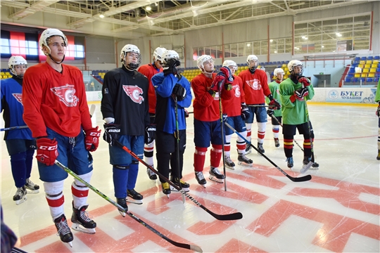 В ледовом дворце «Сокол» в Новочебоксарске прошла презентация молодежной хоккейной команды «Сокол»