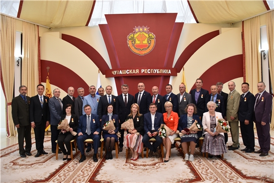 Олег Николаев наградил представителей сферы физической культуры и спорта памятными медалями в честь 100-летия Чувашской автономии