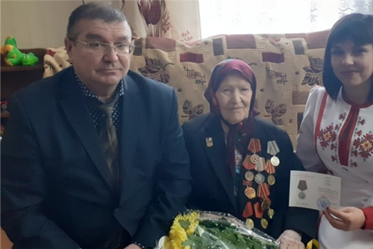 Вручение юбилейных медалей продолжается