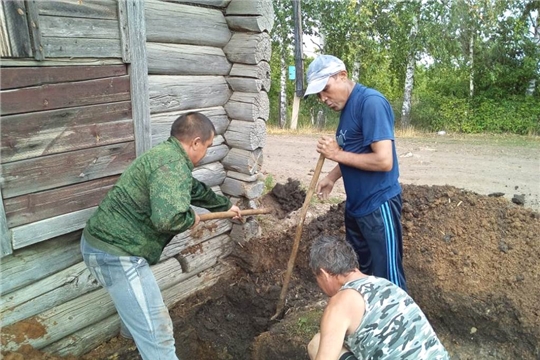 Жители деревни Козыльяры отремонтировали водопровод, аварийная ситуация на водотрассе возникла на самом труднодоступном месте, но все же совместными усилиями добровольцев добрались до места течи воды