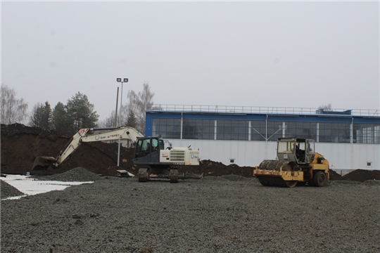 В п. Урмары продолжается строительство футбольного поля