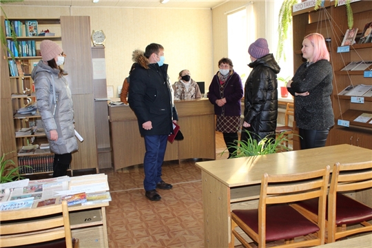 Д. Иванов побывал в Урмарской центральной и детской библиотеках