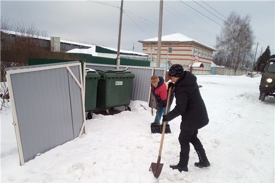 В Вурнарском городском поселении ведутся работы по расчистке контейнерных площадок от снега