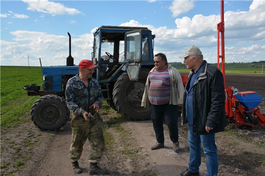 Глава администрации района ознакомился с ходом весенне-полевых работ