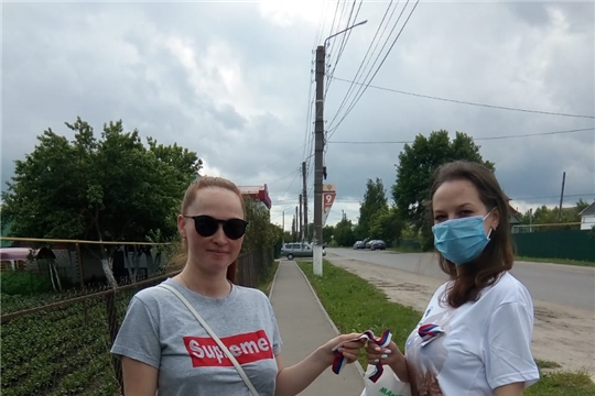 В День России волонтеры раздали жителям района ленточки с триколором