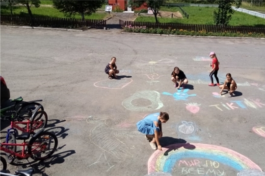 Культработники Абызовского СДК и дети присоединились к онлайн-акции «Я рисую этот мир»