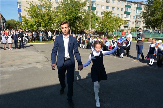 В Вурнарской средней школе №2 состоялась торжественная линейка, посвященная Дню знаний