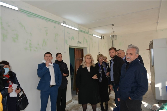 Алла Салаева проинспектировала ход ремонтных работ в Вурнарской школе №1, посетила Вурнарскую центральную районную больницу