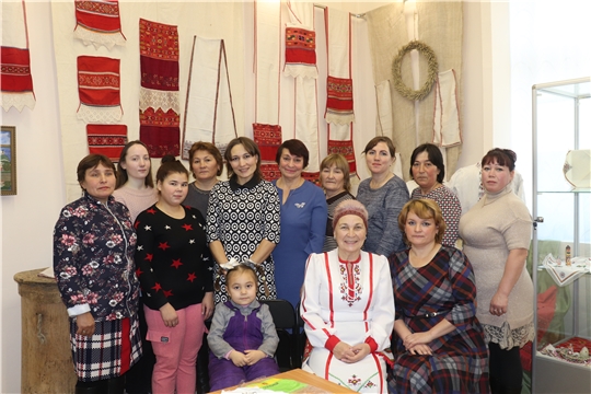 В Вурнарском историко-краеведческом народном музее открылась выставка «В краю 100 тысяч вышивок»