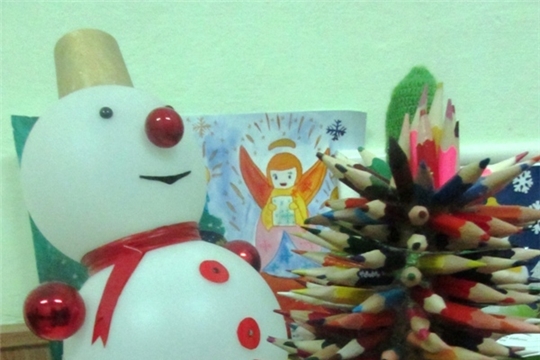 В Доме детского творчества организована выставка новогодних поделок «Новый год к нам мчится!»