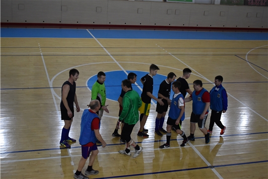 В рамках проекта "Доверяй, играя" в ФСК "Присурье" состоялся товарищеский матч по мини- футболу.