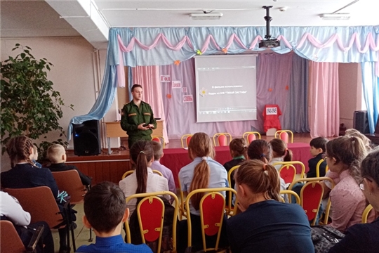 В рамках месячника оборонно-массовой и спортивной работы, Года памяти и славы в МБОУ СОШ №2 г.Ядрин состоялась встреча с представителями Ядринского отделения Чувашской республиканской общественной организации пограничников «Пограничное братство»