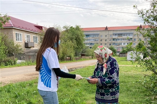 "Волонтеры победы" бесплатно раздавали на улицах города средства индивидуальной защиты