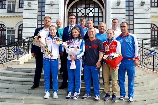 В столице Чувашии встретили медалистов чемпионата России по тяжелой атлетике
