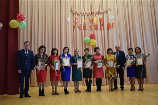 «Спасибо вам, учителя!» - в Ядринском районе чествовали лучших педагогов на празднике, посвященном Дню учителя