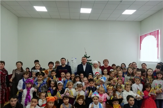 Глава администрации Яльчикского района поздравил юных участников новогоднего и рождественского мероприятия