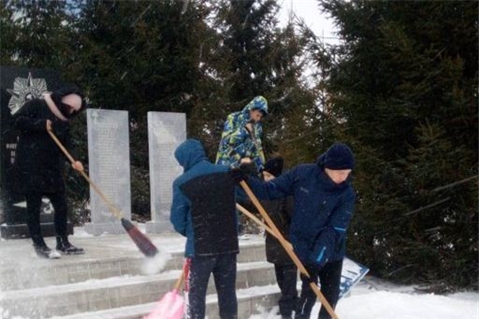Ребята-волонтеры очистили территорию, прилегающую к памятнику