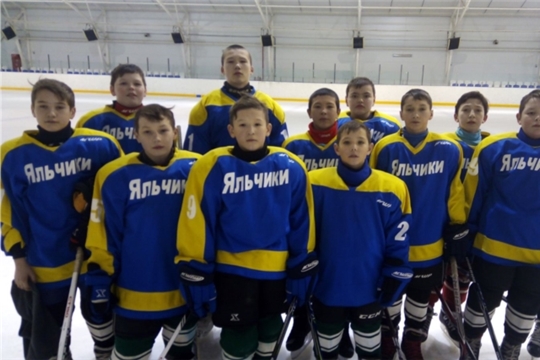 Сборная команда хоккеистов средней группы Яльчикского района вышла во второй этап республиканских соревнований юных хоккеистов "Золотая шайба"