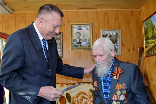 Глава администрации Яльчикского района Николай Миллин поздравил ветерана войны Тихона Табакова с 100-летием и вручил юбилейную медаль