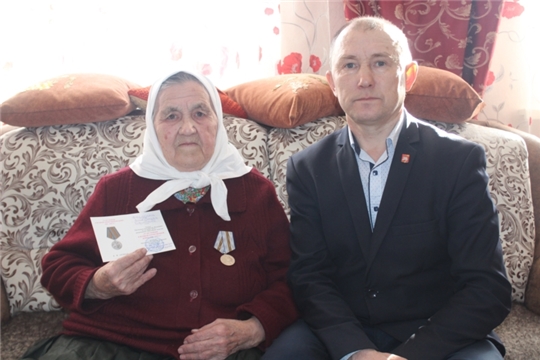 Труженице тыла вручили юбилейную медаль «75 лет Победы в Великой Отечественной войне»