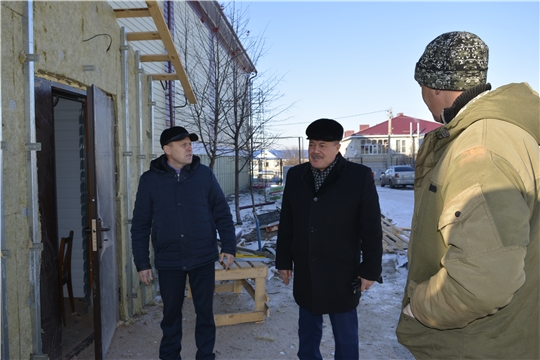 Глава администрации Яльчикского района Леонард Левый ознакомился с ходом ремонта Дома спорта