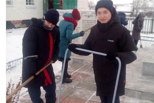 Волонтерская акция по уборке территории памятника героям Великой Отечественной войны