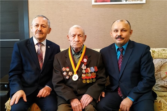 В Янтиковском районе продолжается вручение юбилейных медалей «75 лет Победы в Великой Отечественной войне»