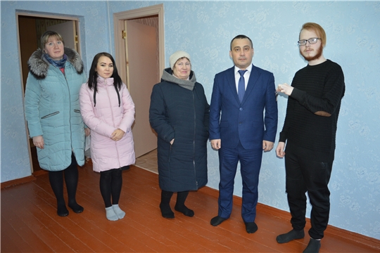 Ключи от квартиры вручены еще одному сироте