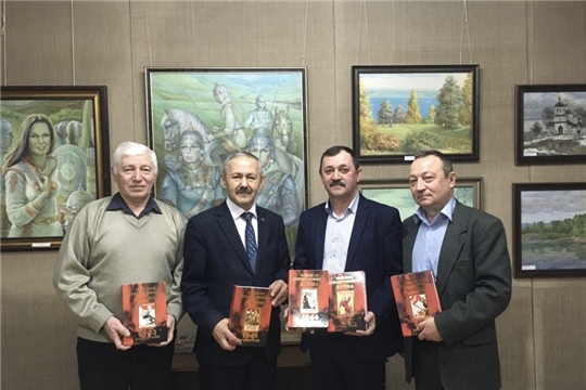 Уникальные книги «Великая Отечественная война. Хронограф» переданы в дар Янтиковскому народному краеведческому музею