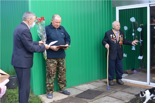 В преддверии Дня Победы ветеранам района вручают подарочные наборы и поздравительные открытки