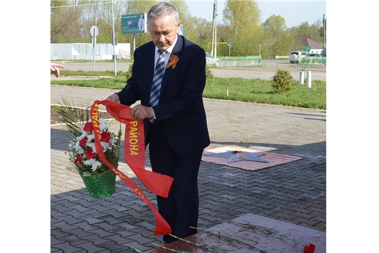 В селе Янтиково возложили цветы к Монументу Славы