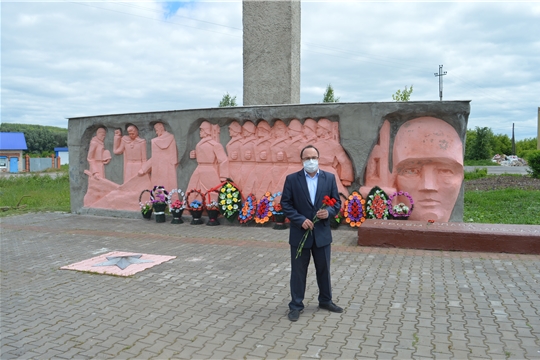 В День памяти и скорби возложили цветы к Монументу Славы
