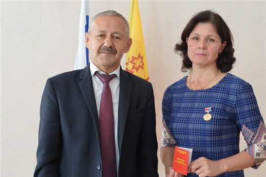 Валентина Новикова удостоена памятной медали «100 лет Профсоюзам Чувашии»