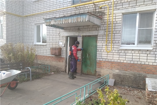 В Янтиковском районе продолжается санитарная обработка жилого фонда