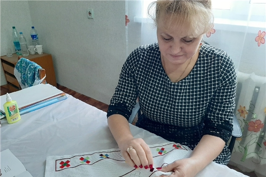 Мастер по ДПИ Янтиковского дома культуры приступила к работе по созданию вышивки в рамках республиканской акции «Сурпан «ПĔРЛЕ»