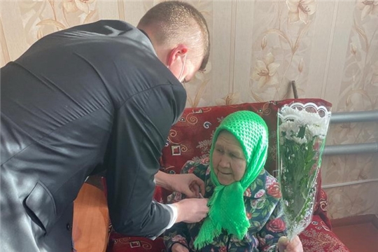 Владимир Михайлов вручил труженикам тыла юбилейные медали