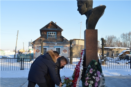 День героев Отечества: Владимир Михайлов возложил цветы к памятнику Николая Афанасьева